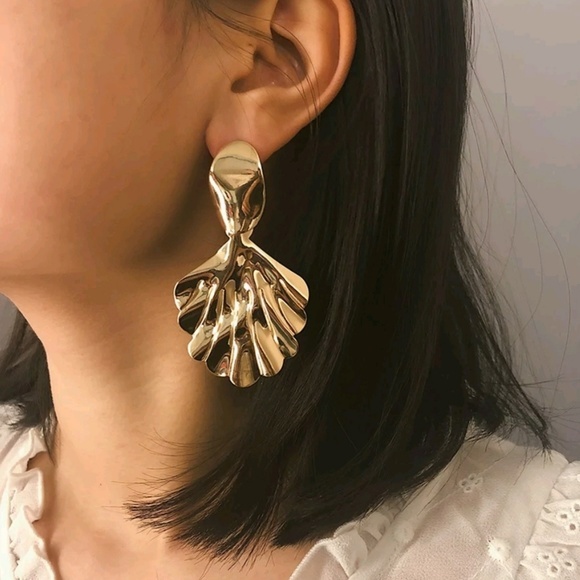 Gold drop earrings - Picture 2 of 3